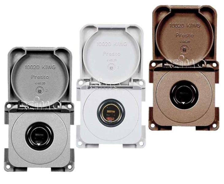 Standard socket outlet with hinged lid