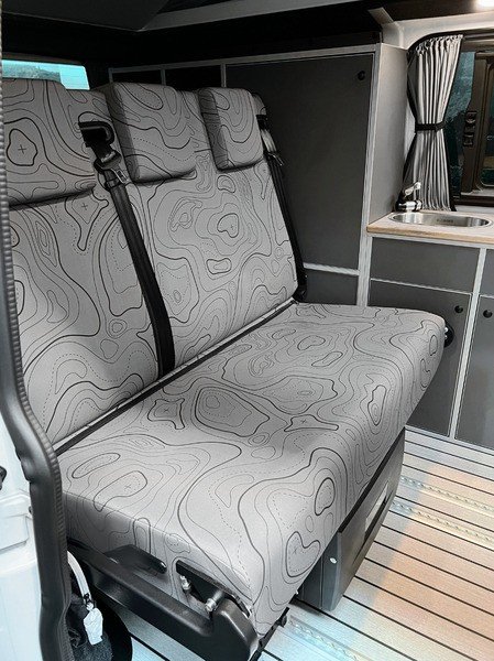 DRIVE DRESSY Sitzbezug - Design: Wild Lines' would be translated to Estonian as 'DRIVE DRESSY istmekate - Disain: Metsikud jooned'