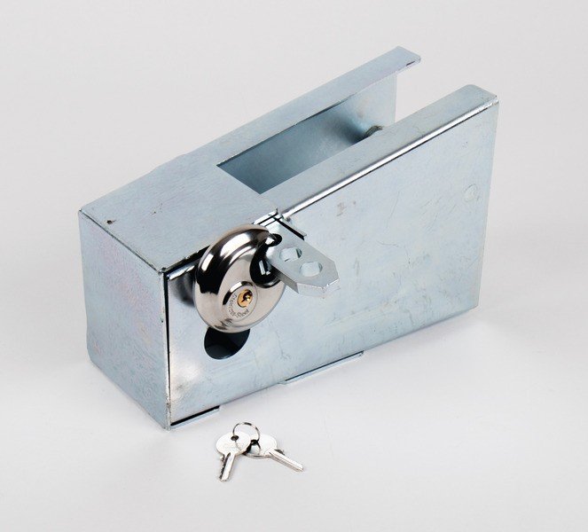 Universal box lock for car trailers