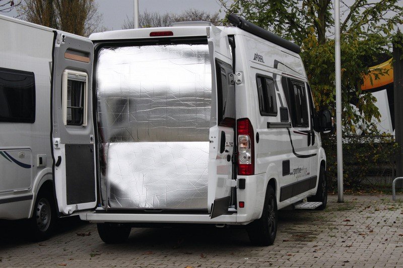 Thermal curtain for high tailgate - One-piece tailgate insulation