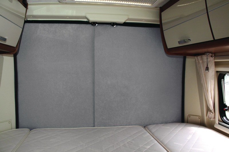 Thermal curtain for high tailgate - Two-piece tailgate insulation
