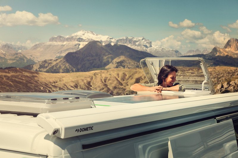 Heki 3, Dometic Rooflight with manual crank handle, roof thickness 25-32mm